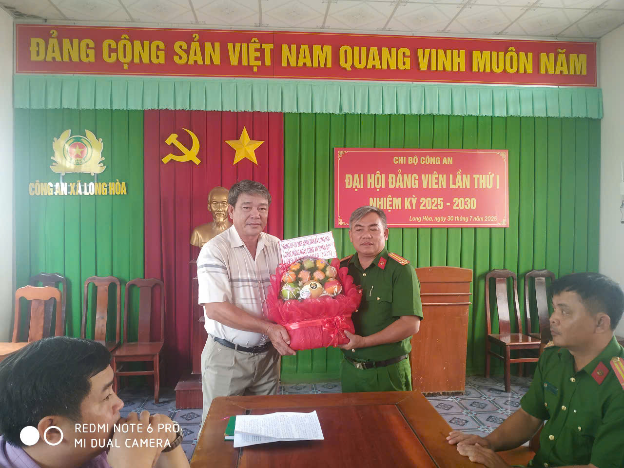 Chủ tịch Ủy ban nhân dân xã đến thăm và chúc mừng Công an xã Long Hòa nhân ngày thành lập Công an nhân dân (19/8/1945 – 19/8/2025)