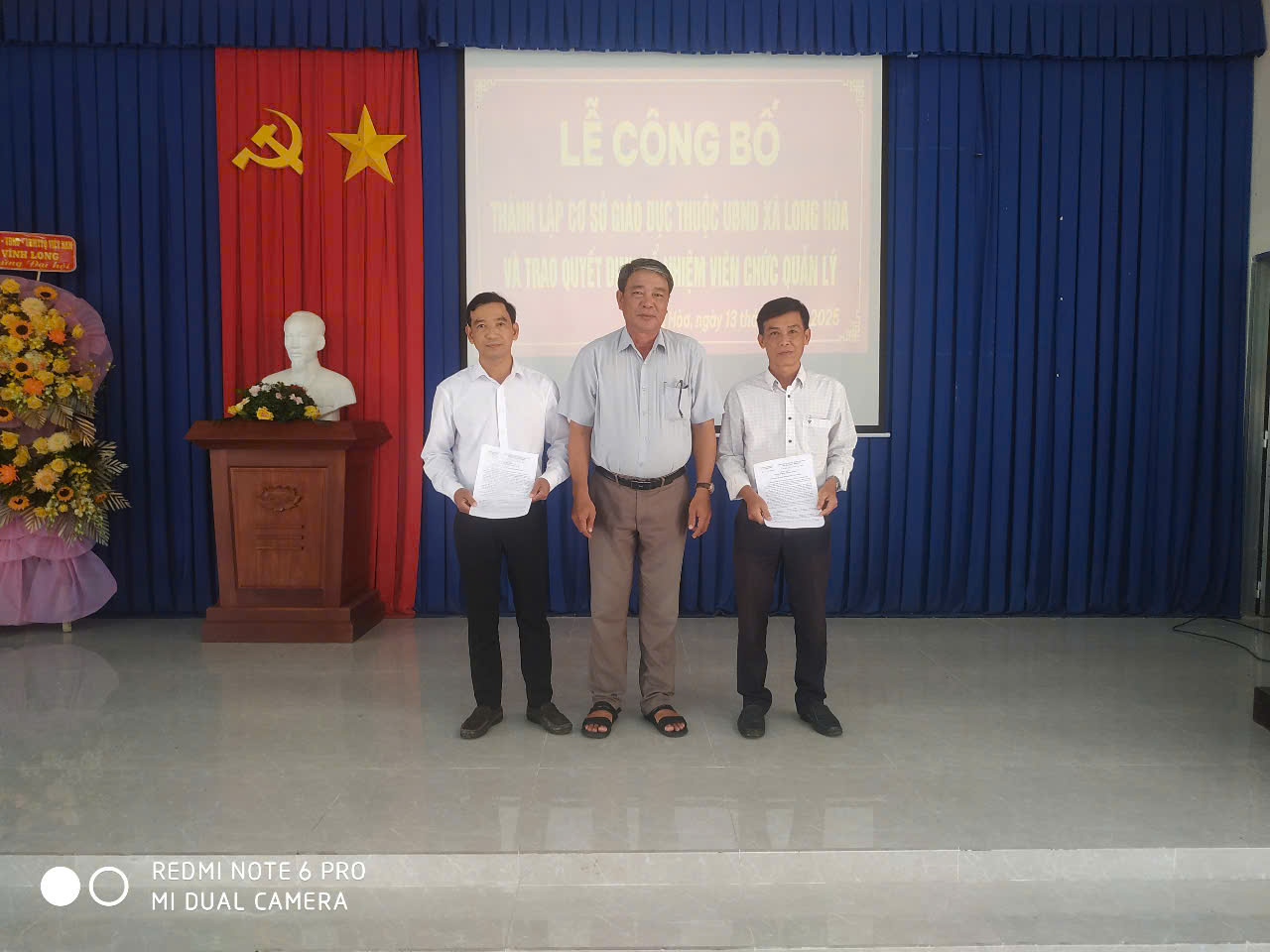 Ủy ban nhân dân xã Long Hòa trao Quyết định thành lập cơ sở giáo dục công lập thuộc Ủy ban nhân dân xã Long Hòa