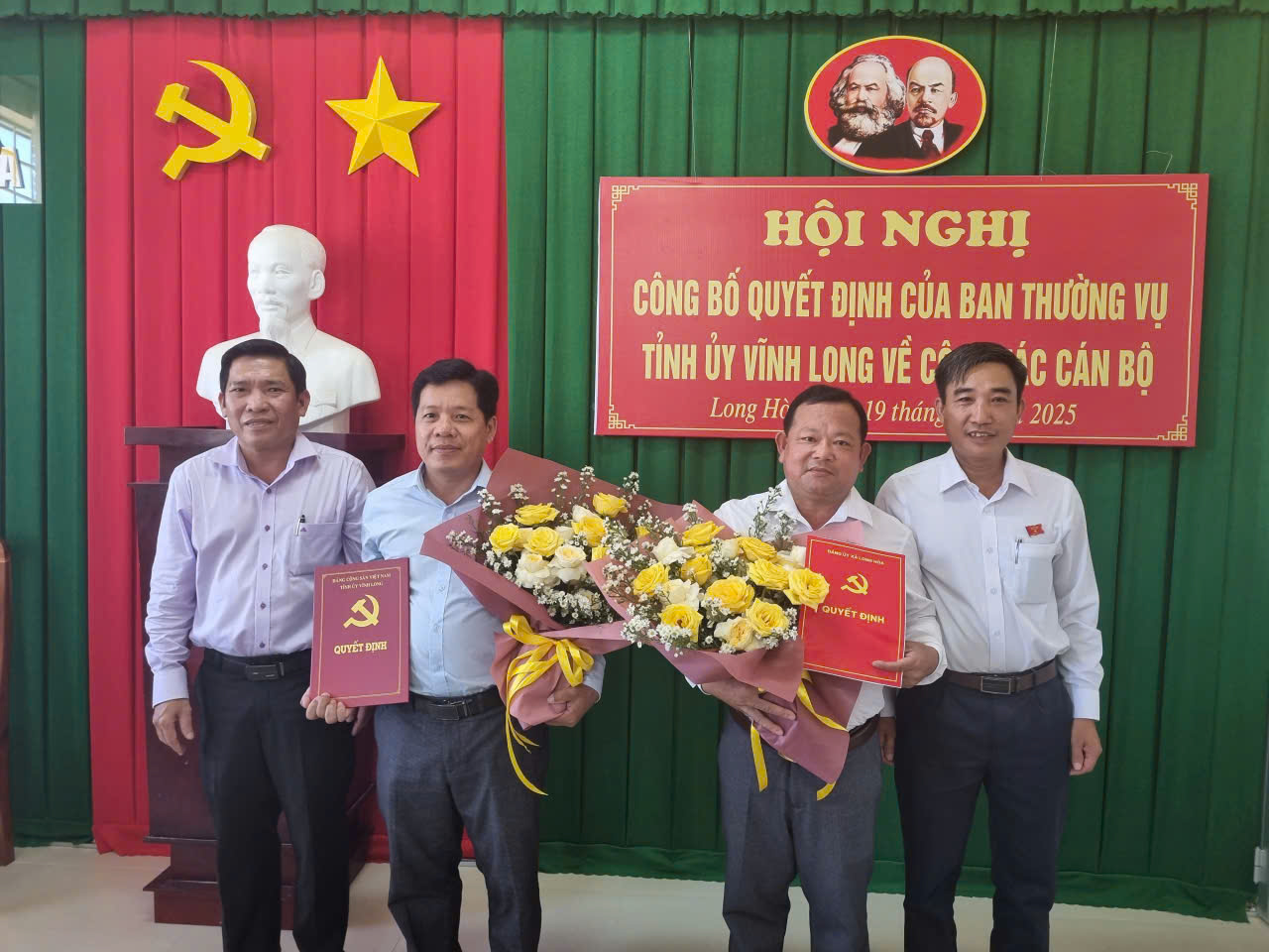 Công bố quyết định về công tác cán bộ tại xã Long Hòa