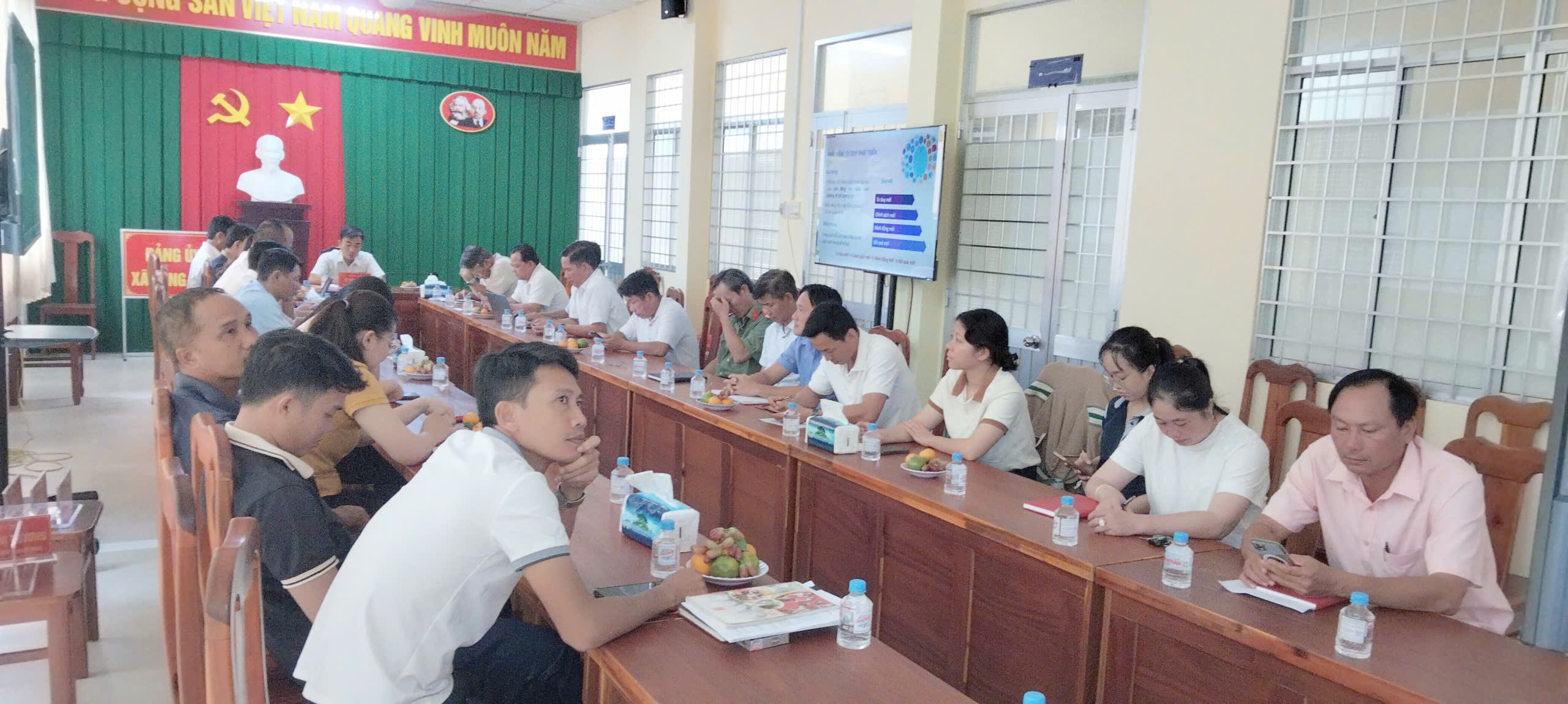 Thường trực Đảng ủy xã Long Hòa chủ trì lớp tập huấn bồi dưỡng, cập nhật kiến thức, kỹ năng về công tác xây dựng Đảng đối với cấp ủy cấp xã